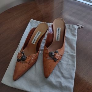 New MANOLO BLAHNIK Sz 38.5IT, 2" kitten heel slides